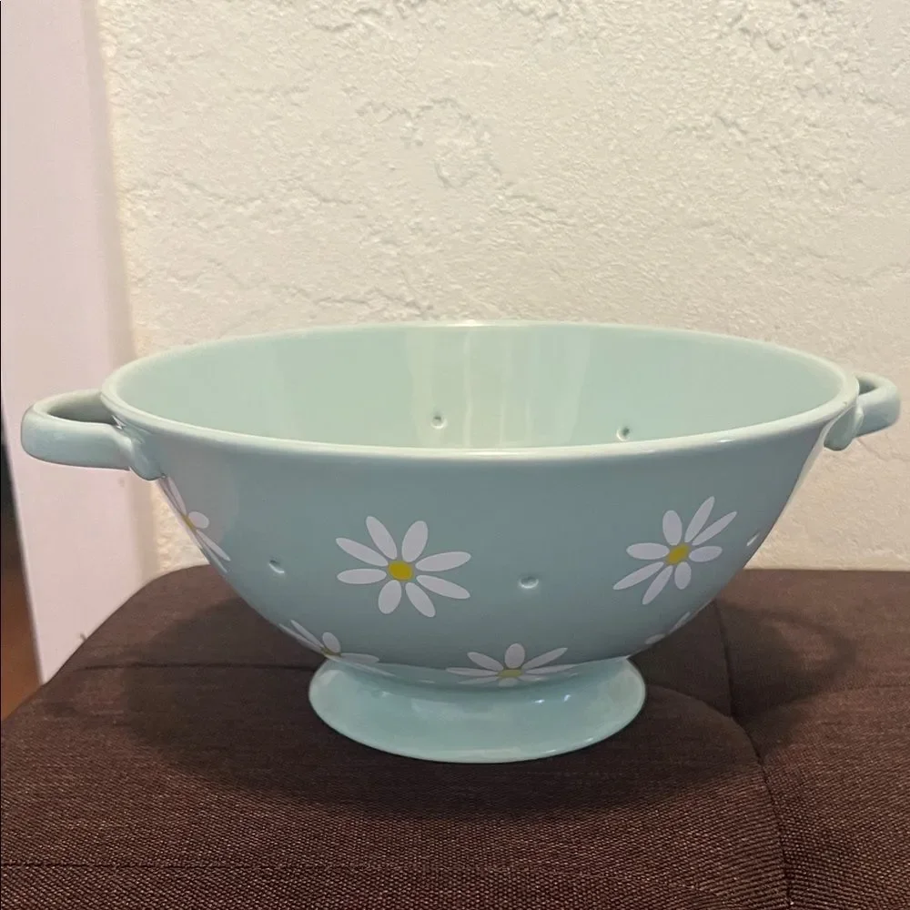 #1314** Collections Of Daisy Patterned Colander with Handles